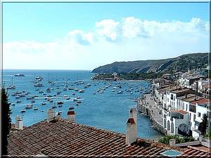 Les bateaux au  mouillage dans l'anse de Cadaquès.