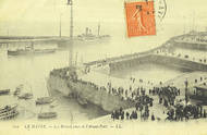 Une carte postale ancienne du Havre utilisée comme documentation