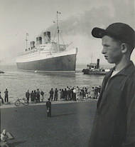 Photo de l'arrivée du Queen Mary à Cherbourg en 1958. Je ne savais pas encore que j'y embarquerai plus tard...