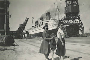 Photo d'une escale du Queen Mary à Cherbourg en 1958